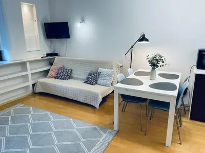 Telewizja i/lub zestaw kina domowego w obiekcie Shiraz Garden Studio
