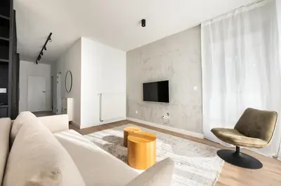 Telewizja i/lub zestaw kina domowego w obiekcie Mokotów Postępu Chic Apartment by BookingHost