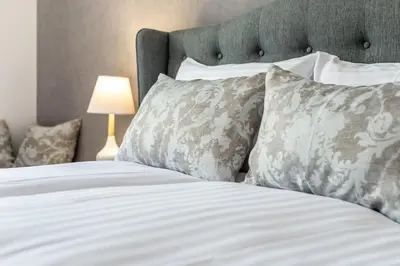 Łóżko lub łóżka w pokoju w obiekcie Elegant Freta 25 Apartment by Noclegi Renters