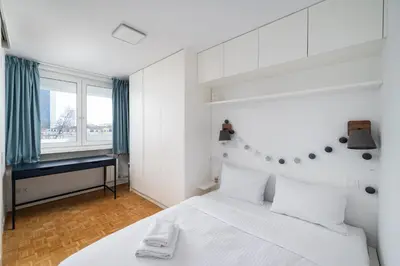 Łóżko lub łóżka w pokoju w obiekcie Plac Zawiszy Cosy Apartment by BookingHost