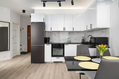 Kuchnia lub aneks kuchenny w obiekcie Mokotów Nowe Południe Chic Apartment by BookingHost
