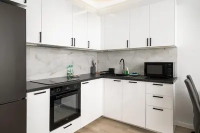 Kuchnia lub aneks kuchenny w obiekcie Mokotów Nowe Południe Chic Apartment by BookingHost
