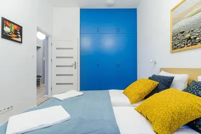 Łóżko lub łóżka w pokoju w obiekcie ShortStayPoland Jana Kazimierza (B155)