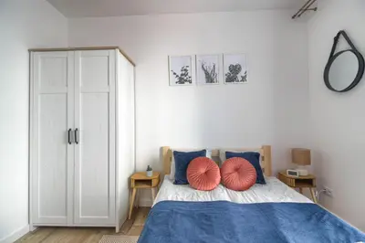 Łóżko lub łóżka w pokoju w obiekcie M&R Apartament Airport&Business Wynalazek - fast WI-Fi - underground garage - self check-in - Netflix - 6 min from Chopin Airport