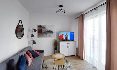 Telewizja i/lub zestaw kina domowego w obiekcie M&R Apartament Airport&Business Wynalazek - fast WI-Fi - underground garage - self check-in - Netflix - 6 min from Chopin Airport