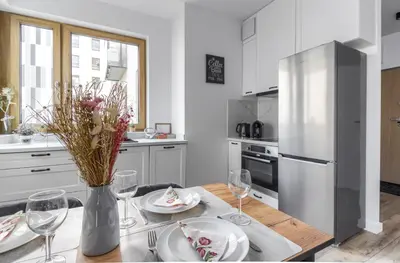 Kuchnia lub aneks kuchenny w obiekcie M&R Apartament Airport&Business Wynalazek - fast WI-Fi - underground garage - self check-in - Netflix - 6 min from Chopin Airport