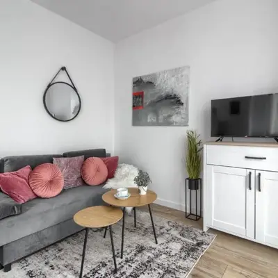 M&R Apartament Airport&Business Wynalazek - fast WI-Fi - underground garage - self check-in - Netflix - 6 min from Chopin Airport