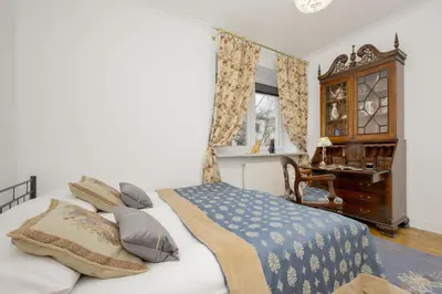 Łóżko lub łóżka w pokoju w obiekcie Vintage Apartment Sengera Cichego with 3 Bedrooms by Noclegi Renters