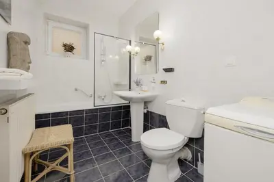 Łazienka w obiekcie Vintage Apartment Sengera Cichego with 3 Bedrooms by Noclegi Renters
