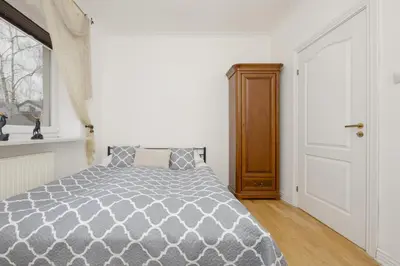 Łóżko lub łóżka w pokoju w obiekcie Vintage Apartment Sengera Cichego with 3 Bedrooms by Noclegi Renters