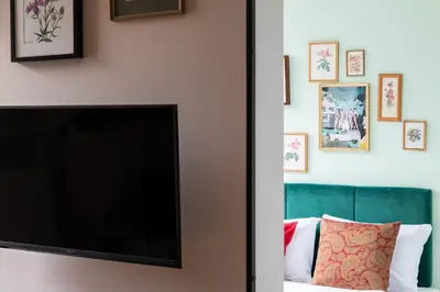 Telewizja i/lub zestaw kina domowego w obiekcie Bobrowiecka Cosy Apartment by BookingHost
