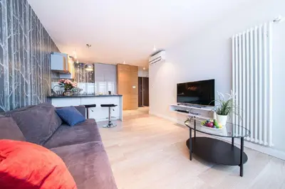 Telewizja i/lub zestaw kina domowego w obiekcie A Flat with view on Palace of Culture City Center