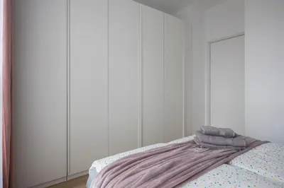Łóżko lub łóżka w pokoju w obiekcie WARSZAWSKI SEN. Apartament na 5