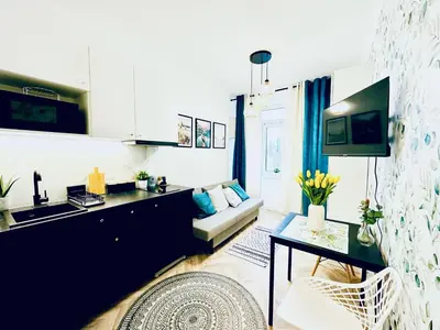 Telewizja i/lub zestaw kina domowego w obiekcie Olivia Apartments - Słoneczny apartament w centrum Warszawy, Plac Unii Lubelskiej, Łazienki Królewskie, Pole Mokotowskie - 24h check-in