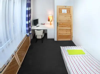 Łóżko lub łóżka w pokoju w obiekcie Wilanowska Hostel