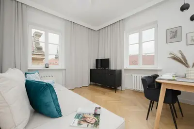 Telewizja i/lub zestaw kina domowego w obiekcie Charming Apartment Plac Zamkowy in Warsaw Old Town by Noclegi Renters