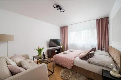 Łóżko lub łóżka w pokoju w obiekcie Best Central 2-BR Suite 200 m from Central Station and Varso Tower