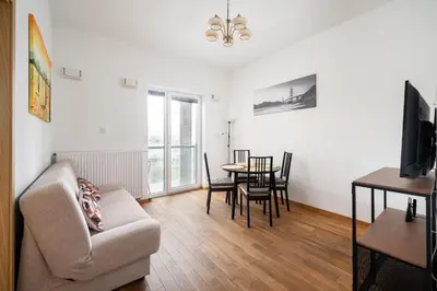 Telewizja i/lub zestaw kina domowego w obiekcie 11th Floor Praga View Apartment by BookingHost