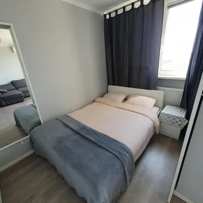 Łóżko lub łóżka w pokoju w obiekcie Park Saski Przechodnia