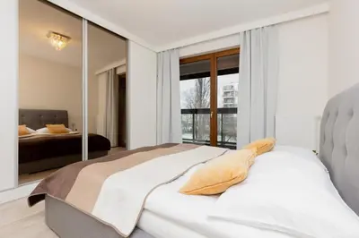 Łóżko lub łóżka w pokoju w obiekcie Grzybowska Apartment with Air Conditioning & Balcony Warsaw by Renters Prestige