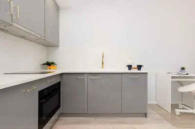 Kuchnia lub aneks kuchenny w obiekcie Grzybowska Apartment with Air Conditioning & Balcony Warsaw by Renters Prestige
