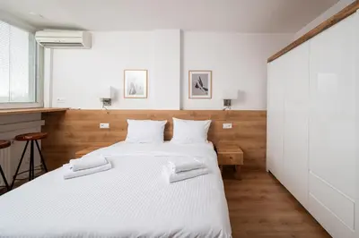 Łóżko lub łóżka w pokoju w obiekcie Krasiński Garden Comfort Apartment by BookingHost