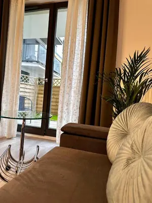 Część wypoczynkowa w obiekcie Apartment Wola z ogródkiem