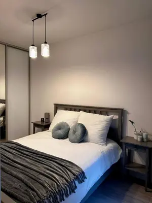 Łóżko lub łóżka w pokoju w obiekcie Apartment Wola z ogródkiem