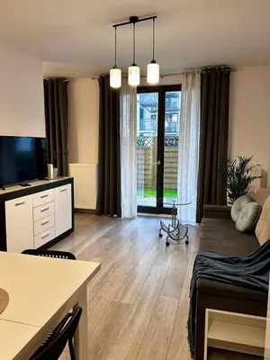 Telewizja i/lub zestaw kina domowego w obiekcie Apartment Wola z ogródkiem