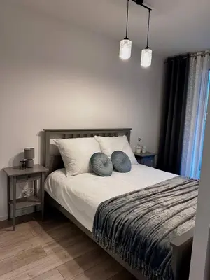 Łóżko lub łóżka w pokoju w obiekcie Apartment Wola z ogródkiem