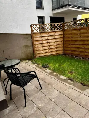 Ogród w obiekcie Apartment Wola z ogródkiem