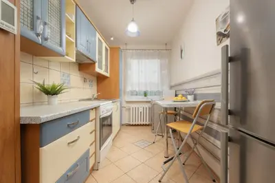 Kuchnia lub aneks kuchenny w obiekcie Apartment with Balcony for 2 People in Warsaw by Noclegi Renters
