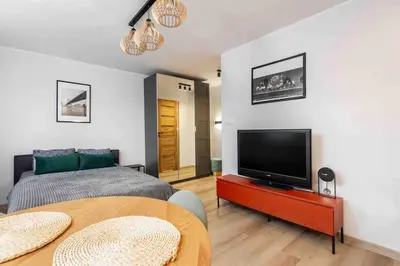 Telewizja i/lub zestaw kina domowego w obiekcie Ochota district by VAYA STAYS