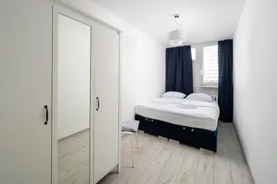 Łóżko lub łóżka w pokoju w obiekcie Grzybowska Blue City Centre Apartment by BookingHost