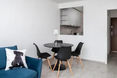 Część wypoczynkowa w obiekcie Grzybowska Blue City Centre Apartment by BookingHost