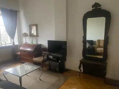 Telewizja i/lub zestaw kina domowego w obiekcie Royal Castle appartment 2 rooms and kitchen 55sqm