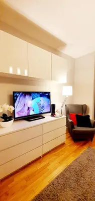 Telewizja i/lub zestaw kina domowego w obiekcie HomeComfort Apartament Romantic Room