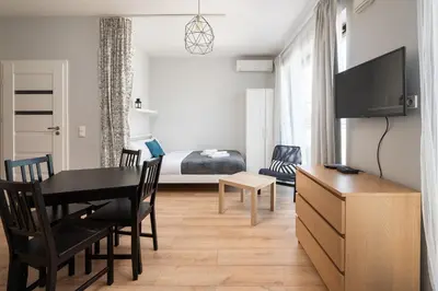 Telewizja i/lub zestaw kina domowego w obiekcie Wola Burakowska Standard Studio by BookingHost