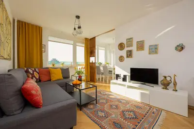 Telewizja i/lub zestaw kina domowego w obiekcie Autumn Apartment with Balcony and Two Bedrooms by Noclegi Renters
