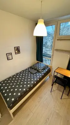 Łóżko lub łóżka w pokoju w obiekcie Rooms in Warsaw - G5