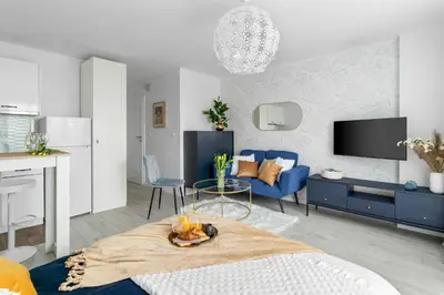 Kuchnia lub aneks kuchenny w obiekcie 2 x1 BR Deluxe Studio Apartments with AC only 900 m to Central Station