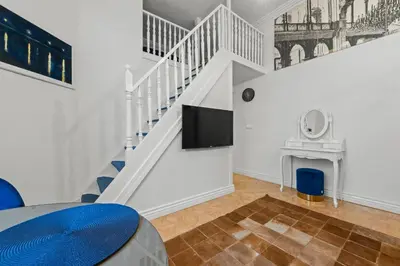 Telewizja i/lub zestaw kina domowego w obiekcie Beautiful flat. Great location.