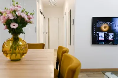 Telewizja i/lub zestaw kina domowego w obiekcie Mennica Residence PATRONUS PRIVATE APARTMENTS