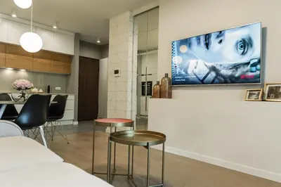 Telewizja i/lub zestaw kina domowego w obiekcie Mennica Residence PATRONUS PRIVATE APARTMENTS