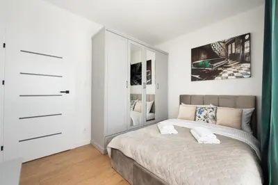 Łóżko lub łóżka w pokoju w obiekcie Brzeziny Deluxe Apartment by BookingHost