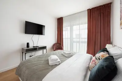 Łóżko lub łóżka w pokoju w obiekcie Brzeziny Deluxe Apartment by BookingHost