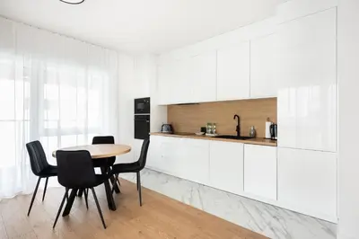 Kuchnia lub aneks kuchenny w obiekcie Brzeziny Deluxe Apartment by BookingHost
