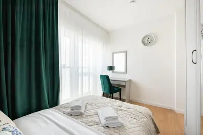 Łóżko lub łóżka w pokoju w obiekcie Brzeziny Deluxe Apartment by BookingHost