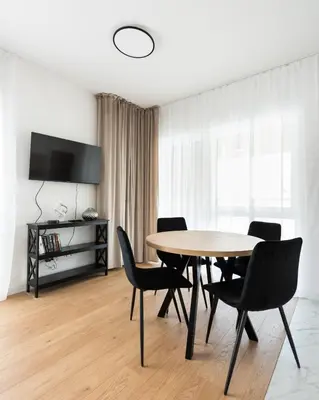 Telewizja i/lub zestaw kina domowego w obiekcie Brzeziny Deluxe Apartment by BookingHost