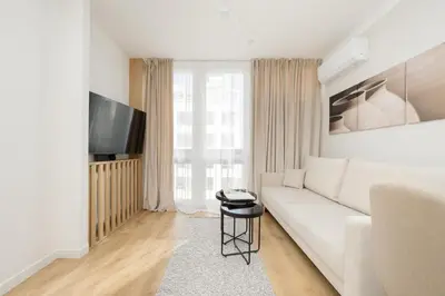 Telewizja i/lub zestaw kina domowego w obiekcie Pereca Klimatyzowany Apartament w Centrum Warszawy z Darmowym Parkingiem by Noclegi Renters